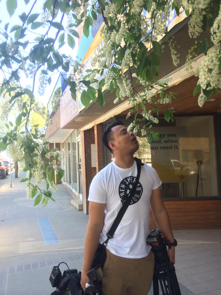 AnikaHaarsma's tweet image. Taking a quick stop to smell the "roses". A camera man never rests! #beautifulSpring #Inspireyll @LloydInterval