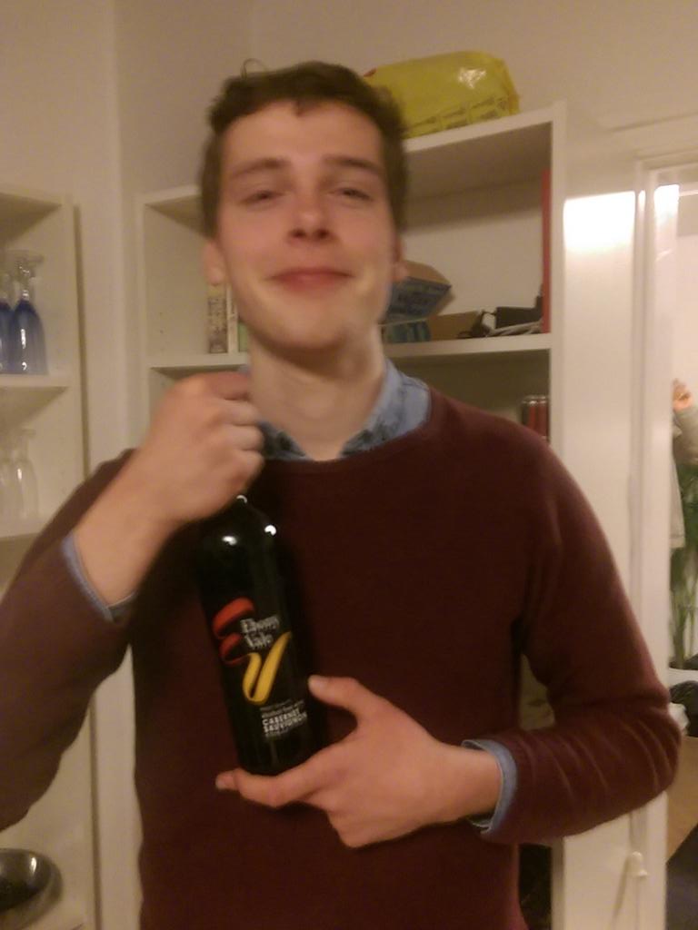 MathiasEliasBay's tweet photo. Kongen af alkoholfri vin #hold5ommer http://t.co/uCn78aiObC
