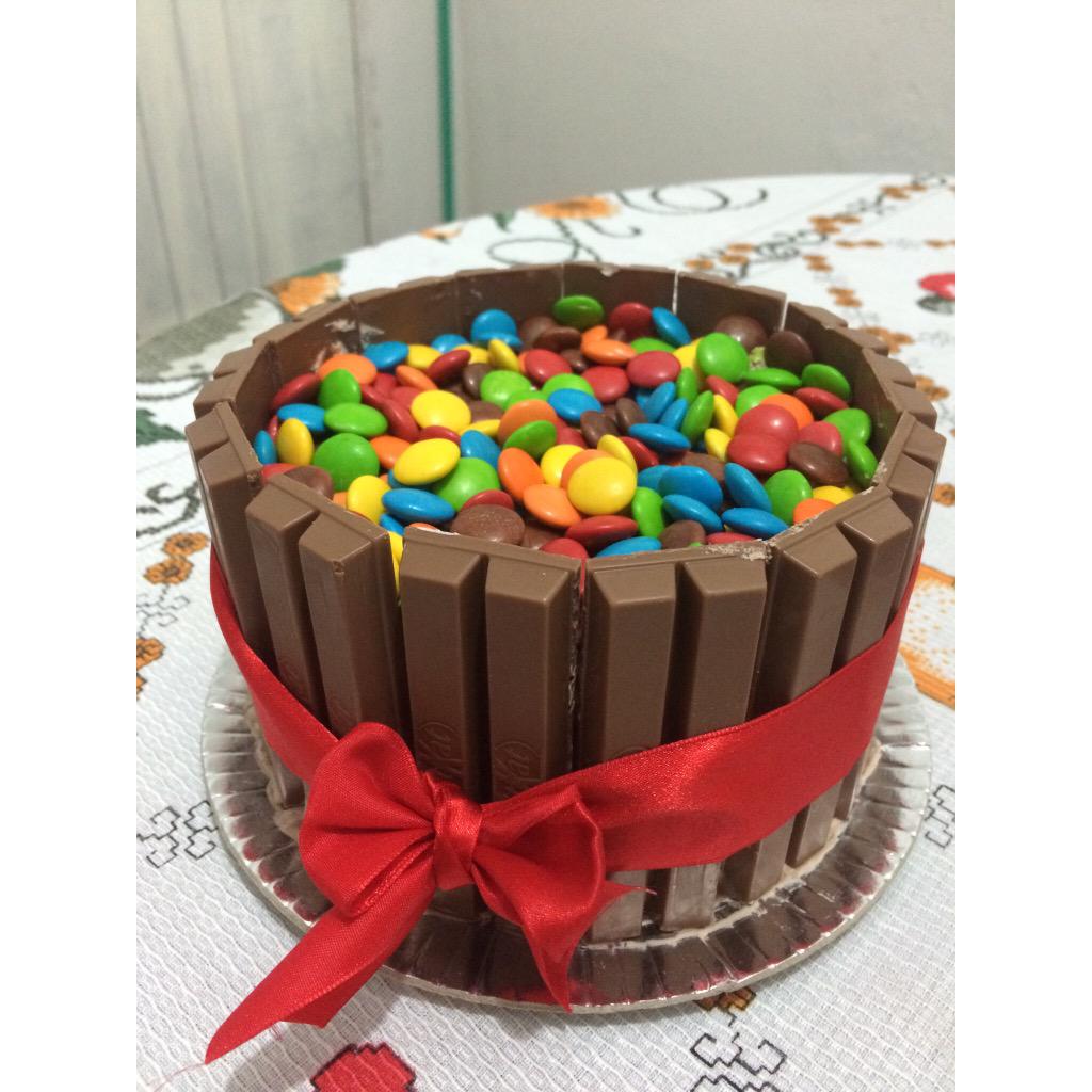 FelberBianca's tweet photo. Parabéns p mim né uhul!!! #18tão #BoloKitKat #NemQueria #Delícia 🎉🎊🎈👌🍰🎂😋😍❤️ http://t.co/wH5tLYOLlr