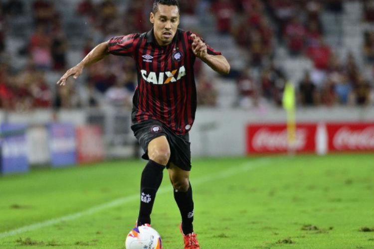 EsportesDP's tweet photo. Sport confirma acerto com Maikon Leite e agora concentra forças para trazer Edigar Junio http://t.co/dXtT38U4TS http://t.co/KbiDXj5RY8