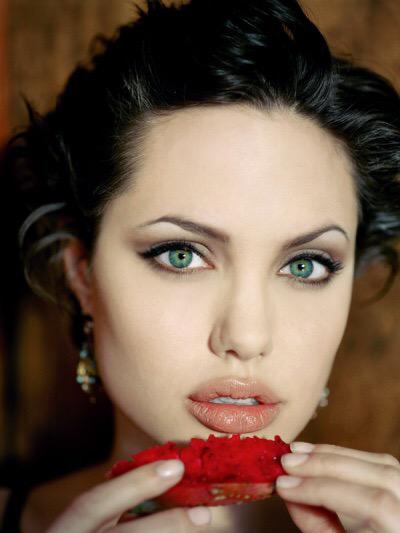timelessbae's tweet photo. Angelina Jolie 1998 http://t.co/5CItphfEv3
