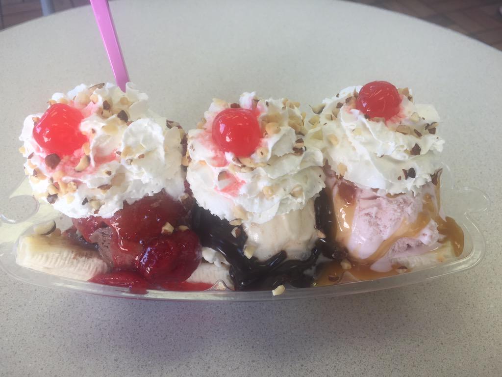 rhigh5's tweet photo. Andrea suggested we have ice cream for supper tonight and @Matthew__H makes a great banana split! http://t.co/jCtmZLsdcw