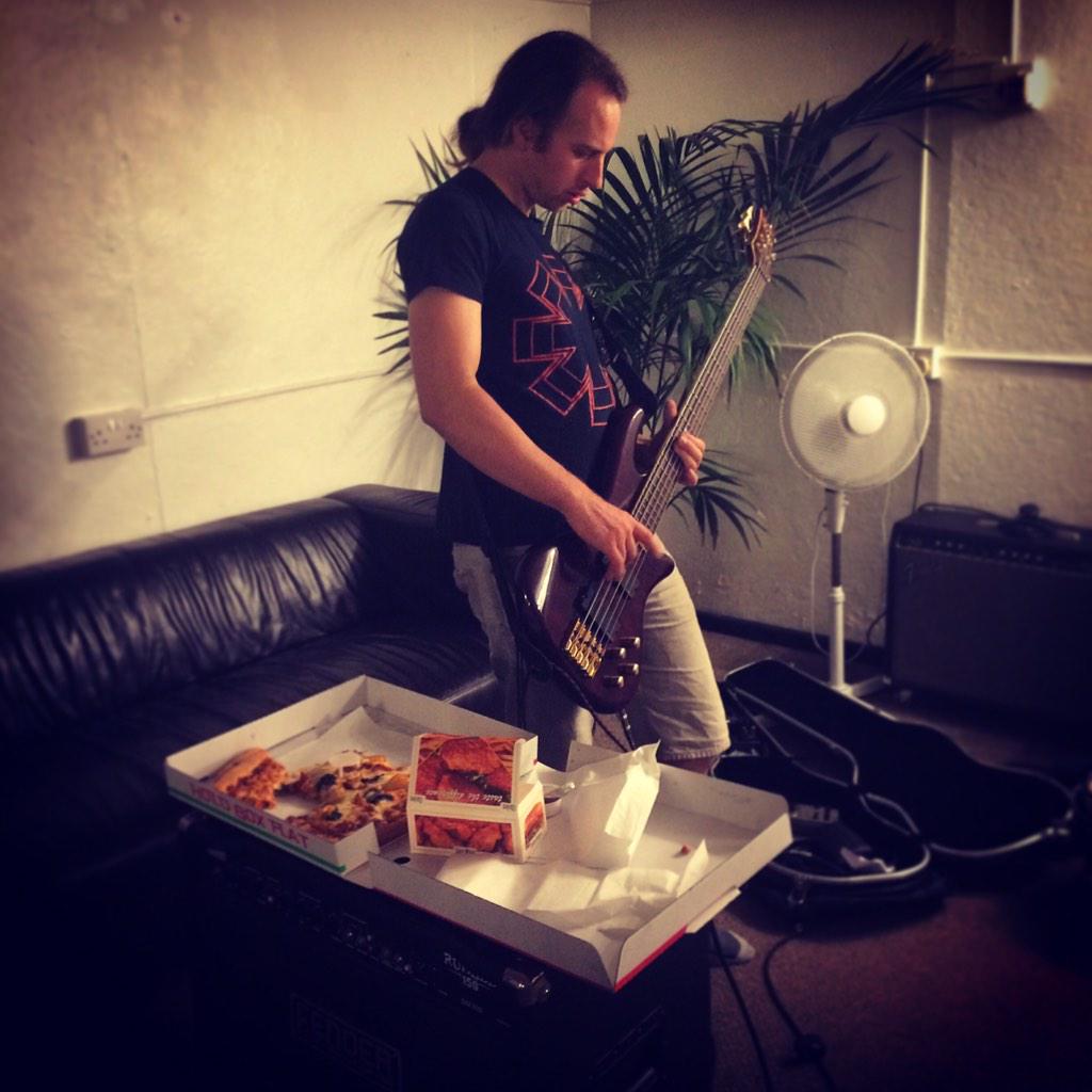 3UnitsofFreedom's tweet photo. Fuck me, can this dude stop eating for two secs?!?! Pizza in between songs while rehearsals... http://t.co/8oEwOQbdGH