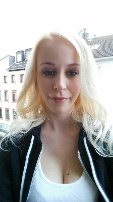 Morgen wieder f&uuml;r euch vor der Cam :) W&uuml;nsche euch eine gute Nacht *K&uuml;sschen http://t.co/HwJTXxzwYQ<a href="/tag/lenanitro"class="tags"><span>#lenanitro</span></a>