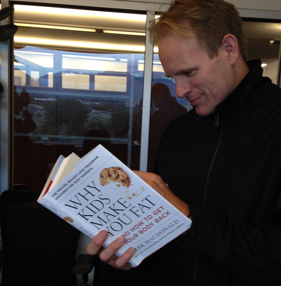 gomynt's tweet photo. Guess who was in yesterday signing the winner's books! Expect to receive them sometime next week :) http://t.co/kkDejMa4XJ