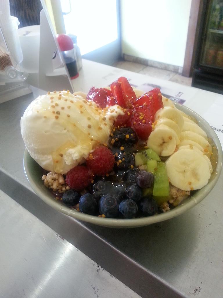 AlohaCrepes's tweet photo. Acai bowl with ice cream #alohacrepes http://t.co/L7UXKUMpKF