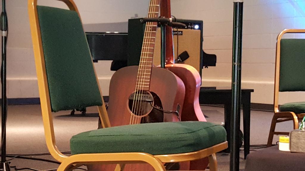 GodBlessUSA05's tweet photo. .@iamjoshkaufman #guitars  #NewMusic @NathanGBass #RyanKoch @OakwoodWawasee @chqwawasee @mjdolorico http://t.co/Y2Ae14rmhA