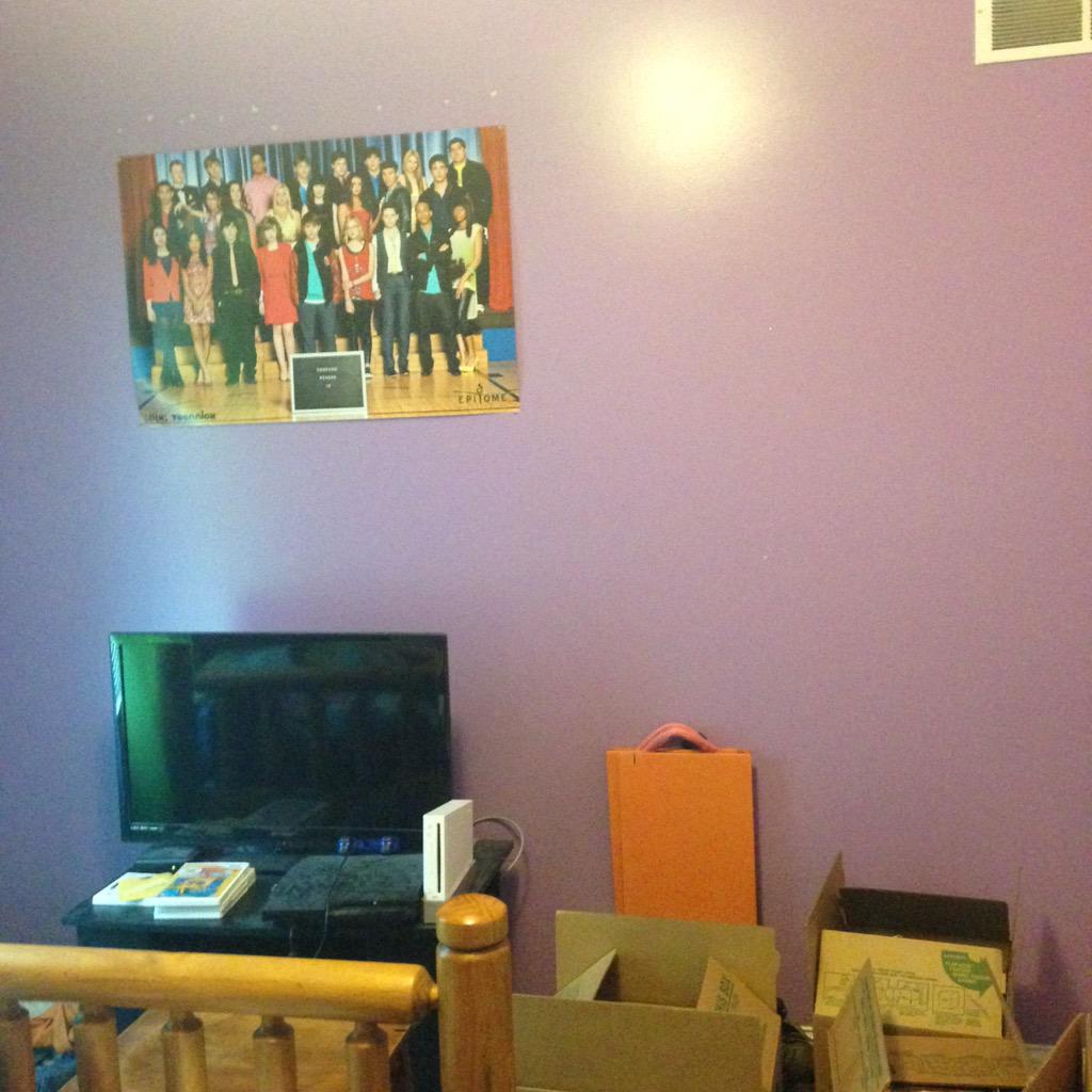 jennuhmasters's tweet image. MY WALL LOOKS WEIRD #movingprocess
