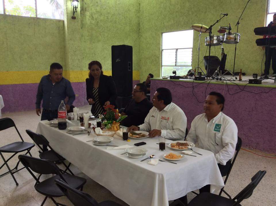 jorgesolergomez's tweet photo. Comida con personas distinguidas de #Teocelo. Agradecido por la invitación y apoyo hacia nuestro #proyectoturquesa http://t.co/MFZgGZ80Y3