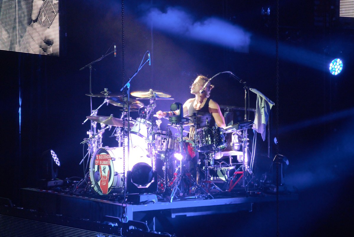 xxAnne__'s tweet photo. @Ashton5SOS ASHTON, I made these in Amsterdam!Loved the show, hope you guys will come back soon!<3 #ROWYSOAmsterdam http://t.co/BBmpivqPku