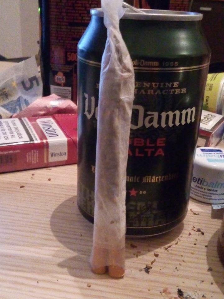 WhiteWeeDoW's tweet photo. Con colegas haciendo experimentos (Escopeta) http://t.co/EgYVxS7pwh