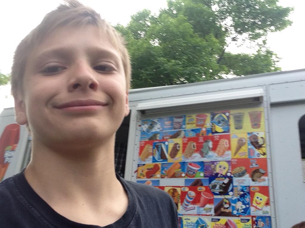 GavinMcCormick8's tweet photo. Ice cream truck I missed these things http://t.co/Tfjn3XdusH