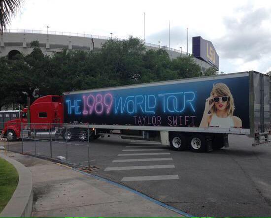 tayswiftidcom's tweet photo. Taylor Swift playing @LSUStadium to a sold out crowd of 100,000 people today!!! #1989TourBatonRouge http://t.co/XfdeYDxFAU