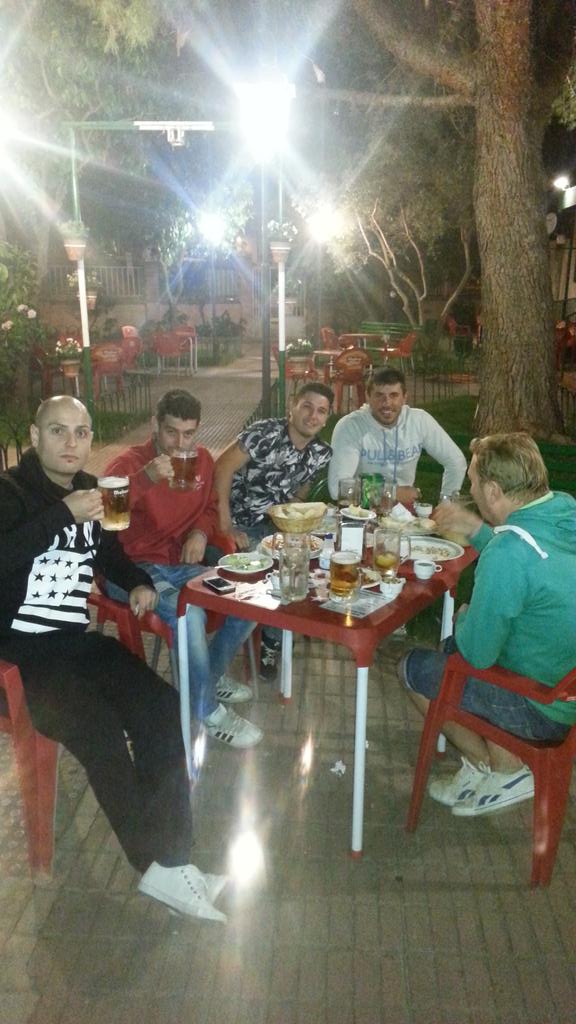 Luisillo1992's tweet photo. De cena de empresaa con @primosauu  #sandrorusell #mariopanini #chavalin http://t.co/gei9evtT1o