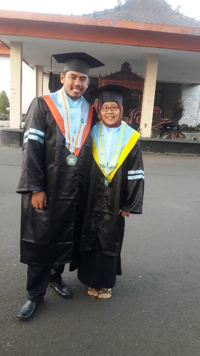 cahayanaknegeri's tweet photo. Selamat ya kak @andisuhandi87  dan @nadiahabidin yg hari ini wisuda. Smoga ilmunya kian berkah :) http://t.co/Sweev8L2pk