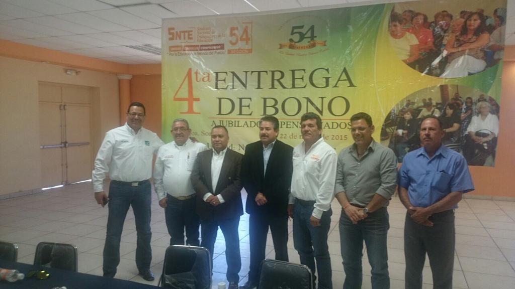 alfrednaca's tweet photo. #PROFR.JAVIER CEBALLOS#CANDIDATO A DIPUTADO FEDERAL DISTRITO 07#PRESENTE ENTREGA BONO JUBILADOS NAVOJOA#NUEVA ALIANZA http://t.co/lRaR4OM0lP