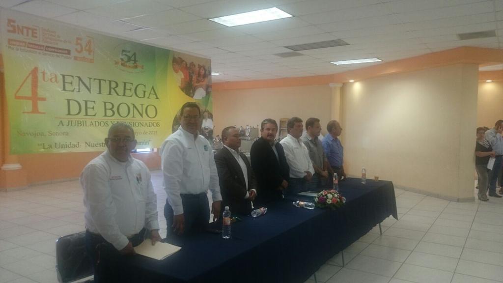 alfrednaca's tweet photo. #PROFR.JAVIER CEBALLOS#CANDIDATO A DIPUTADO FEDERAL DISTRITO 07#PRESENTE ENTREGA BONO JUBILADOS NAVOJOA#NUEVA ALIANZA http://t.co/lRaR4OM0lP