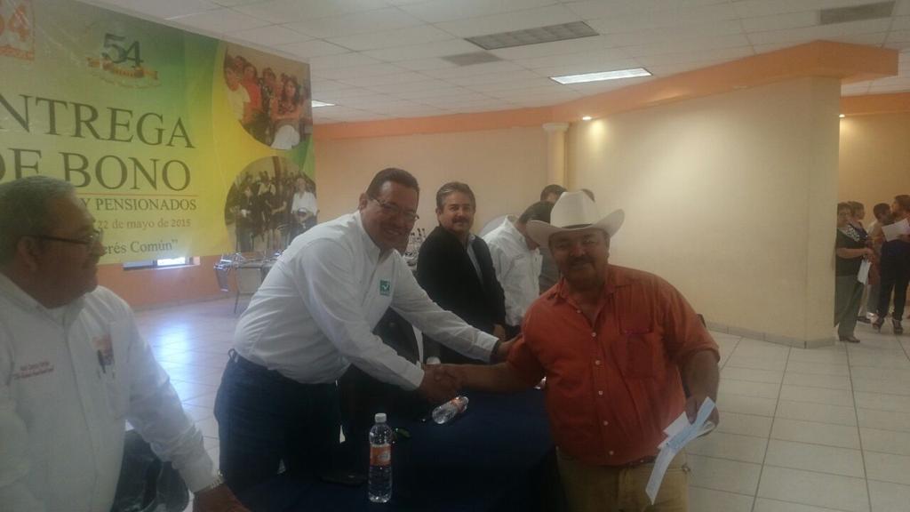 alfrednaca's tweet photo. #PROFR.JAVIER CEBALLOS#CANDIDATO A DIPUTADO FEDERAL DISTRITO 07#PRESENTE ENTREGA BONO JUBILADOS NAVOJOA#NUEVA ALIANZA http://t.co/lRaR4OM0lP