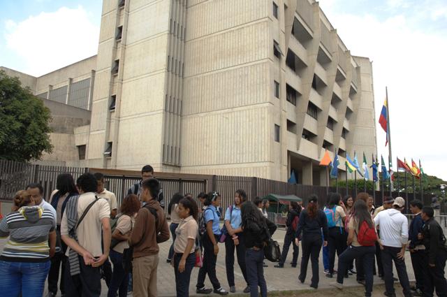 HectoRodriguez's tweet photo. Exigimos que se acabe la venta de cupos en las universidades autónomas y que haya inclusión de los liceistas http://t.co/ITuIdjYxZM