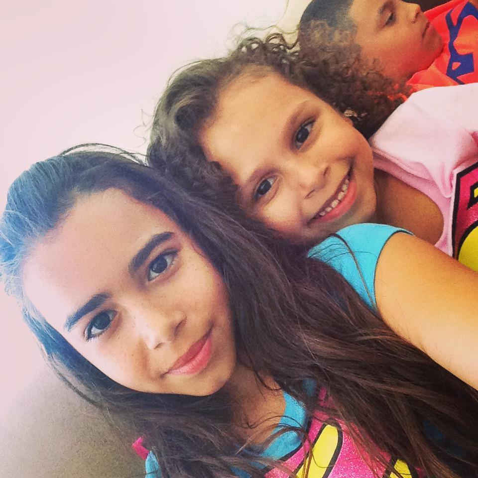 LyzaOlan's tweet photo. My baby sister http://t.co/joSy09Hea5