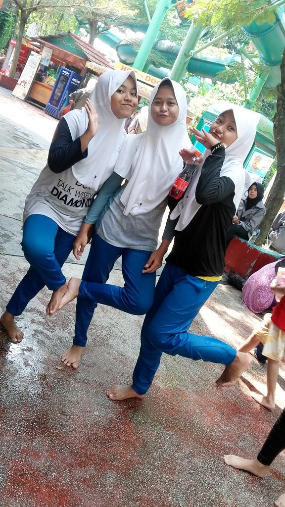 Millati_Indi24's tweet photo. Renang. http://t.co/aaWizb1hdq