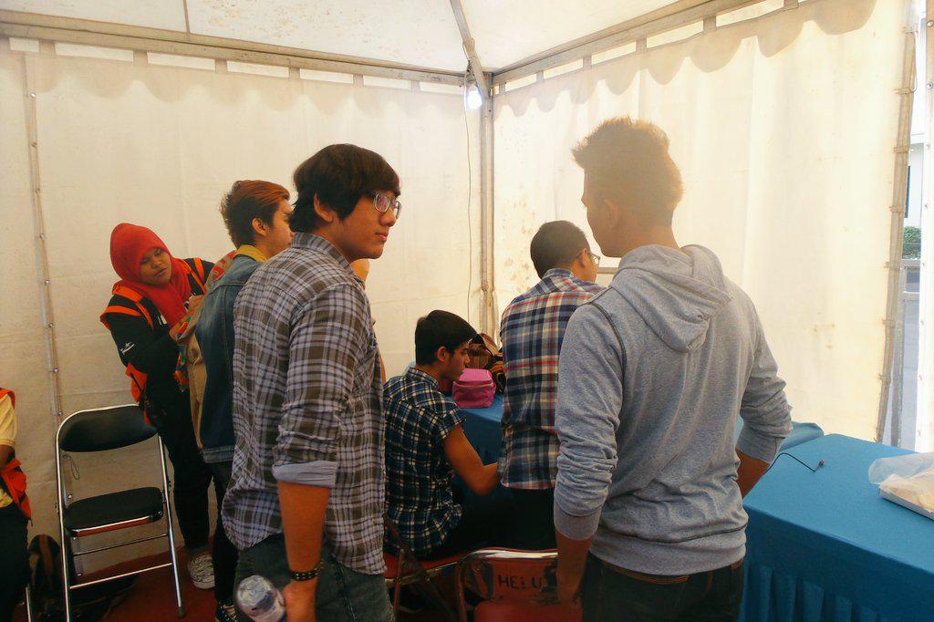 alicious_resmi's tweet photo. Nihh lagi di blakang panggung katanya ahaha @AliandoNesia_ID #40BulanBersamaAliandoALC http://t.co/hBgaorSEPj