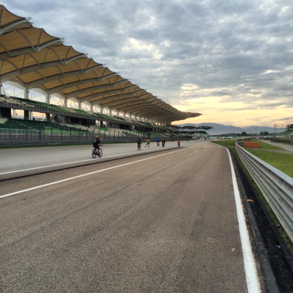 cajsamalin's tweet photo. Running #SepangCircut #F1 #saturday morning http://t.co/mWOsFa6B1T
