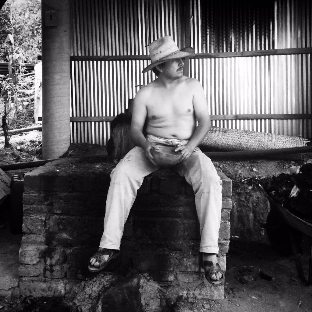 ferarmenghol's tweet photo. El maestro Conejo que destila sueños de barro en Mezcal. #Mezcal #Oaxaca #destilation #claymezcal #barromezcal http://t.co/f6eqvcdfl6