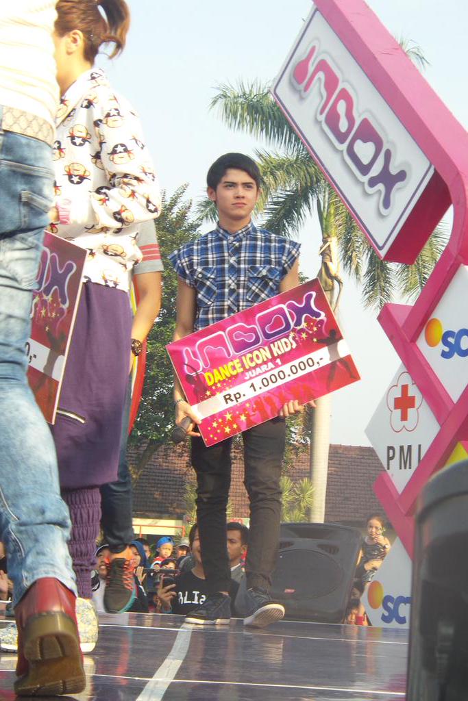 alicious_resmi's tweet photo. Ciee yang pusing milih siapa ahaha #40BulanBersamaAliandoALC http://t.co/xeKBHcUIyE
