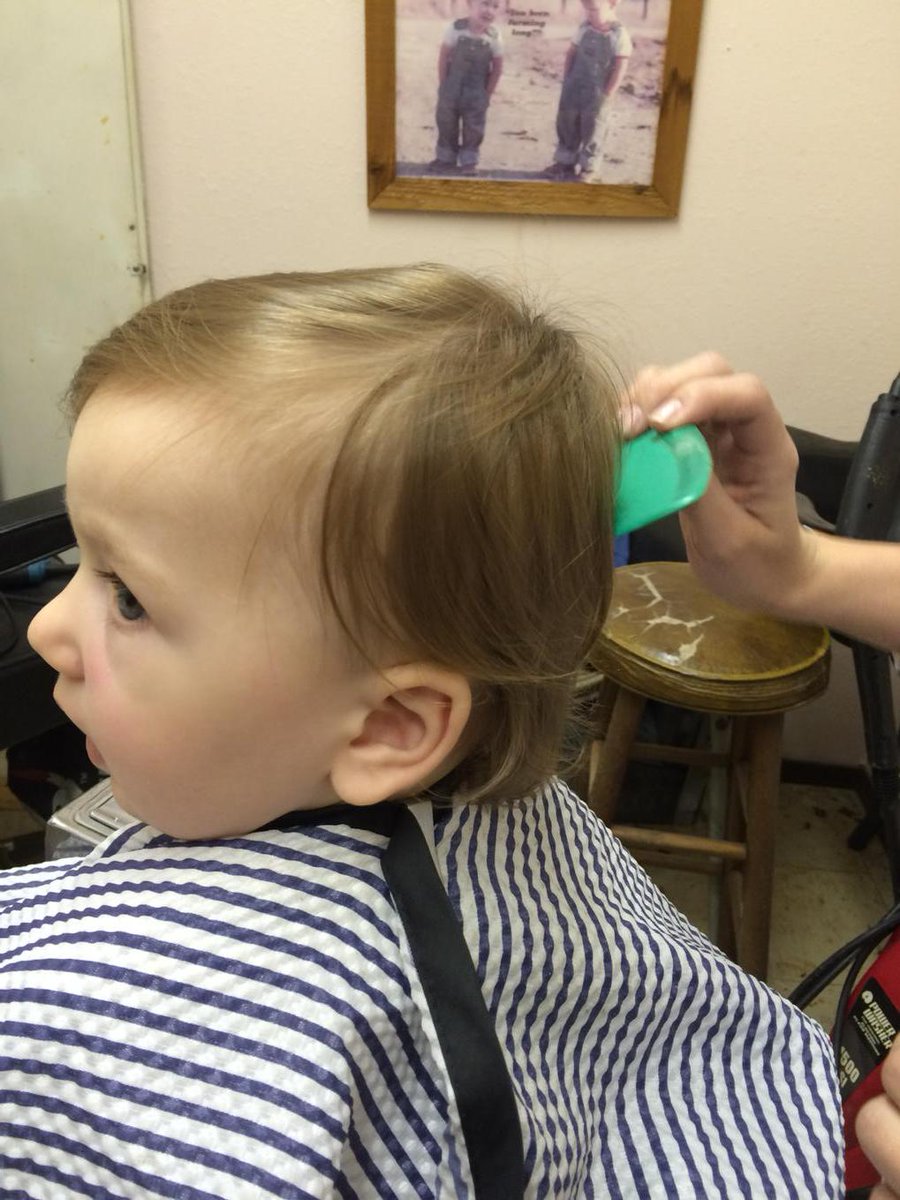 KendlePowell's tweet photo. Owen's #firsthaircut #dalesbarbershops #momsgoingtocry #goingtolooklikeabigboy #growingup http://t.co/g8HUbRHJWN