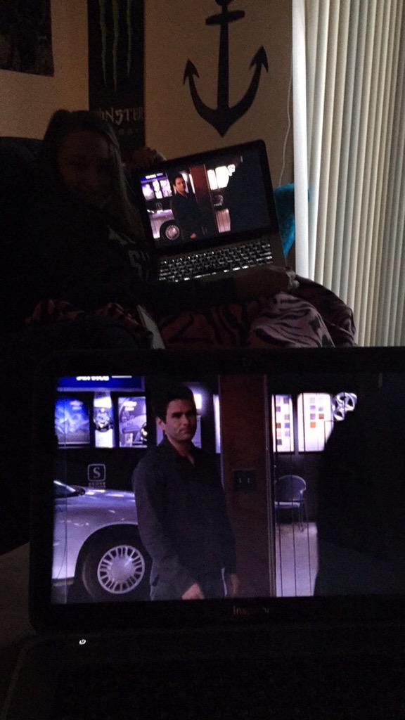 CallMeQueen_J's tweet photo. When u don't have a tv http://t.co/41tSWimaJd