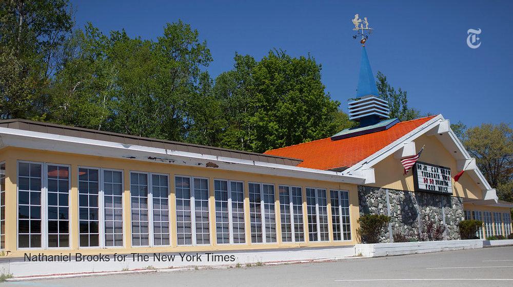 DownFacingDon's tweet photo. Megan still waiting in parking lot? “last orange-roofed Howard Johnson's restaurant in US: http://t.co/D4o7HkzBCd http://t.co/uQUKCfEDZi”