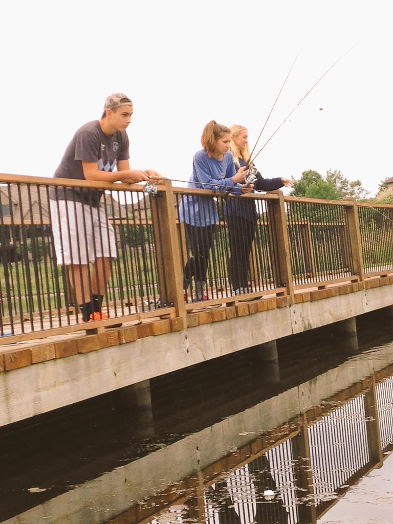 katiebug_oliver's tweet photo. we like fishin' bc fishin' is fun🐠🎣🐟 http://t.co/6DPGi8Nzz5