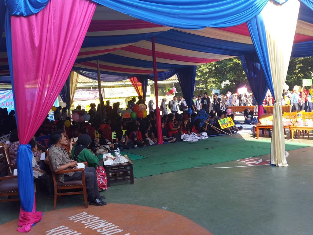 Since7th's tweet image. Ini dia suasana parade satu sekolah SMA 59! Meriah sekali yaa acara kali ini. Semangat 59 makin jaya semuanya!