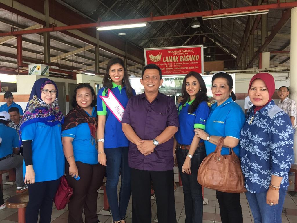 MissIndiaIndo's tweet photo. @MissIndiaIndo with Bupati Kabupaten Bintan, Bapak Ansar Ahmad, SE. MM http://t.co/0wMyZu1ay4