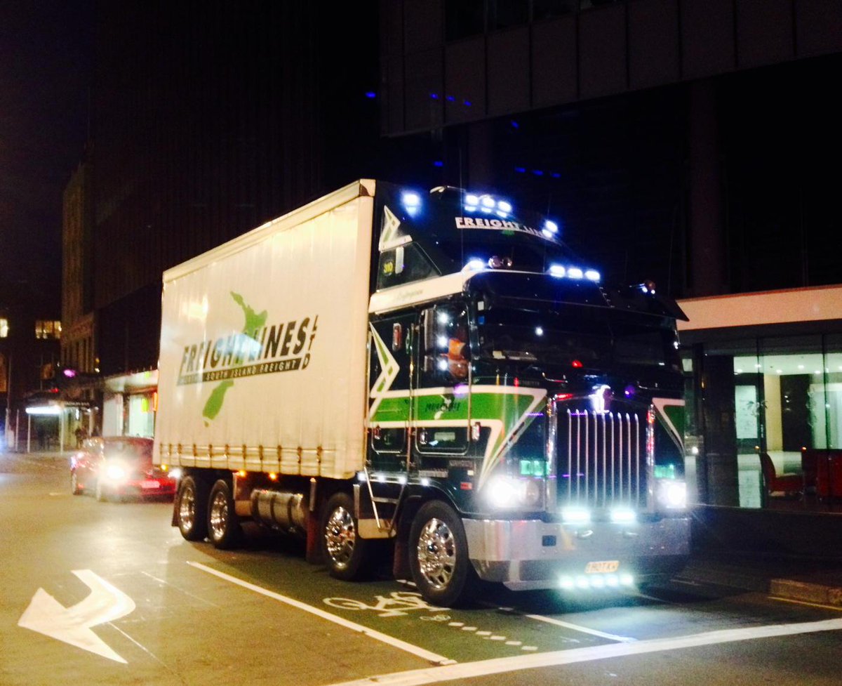 Mark_Atkin's tweet photo. #optimusprime in Wellington..? @transformers #Wellywood #MiddleofMiddleEarth http://t.co/TsNLtlyziX