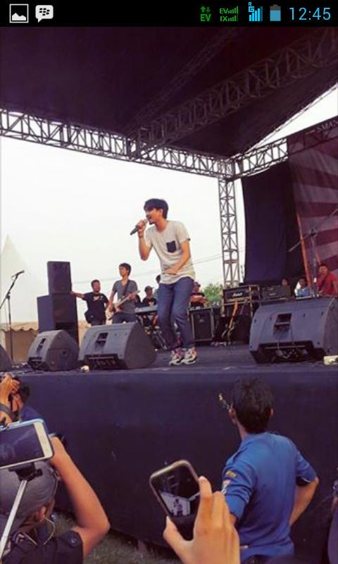 <a href="/Duta507/">Pak Modjo</a> pertama kali liat langsung perform <a href="/sheilaon7/">Sheila On 7</a> <a href="/NekartFest/">Nekart Fest 2015</a>  berharap bisa foto bareng,malahan g bisa :(