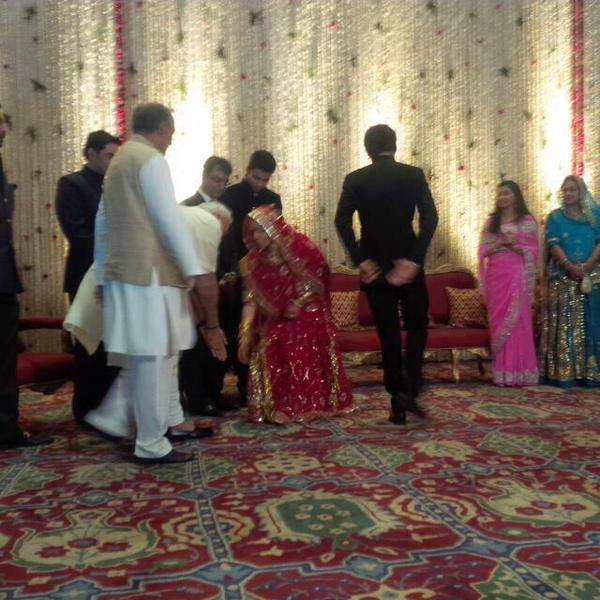 मोदी जी ने कहा मैं बेटियों से पैर नहीं छुलाता..प्रशंसनीय

#Modi365 #ModiIndiasPride #ModiWinsHearts #ModiReforms