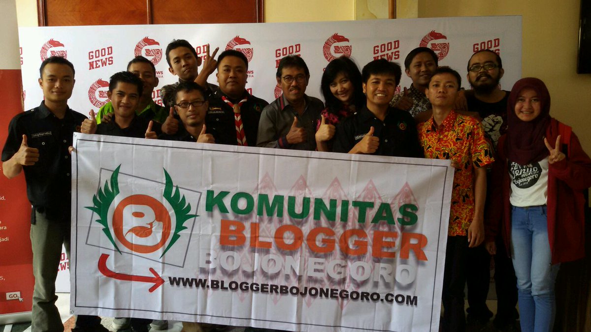 ivoneandayani's tweet photo. Bersama team #BloggerBojonegoro di acara #IndonesiaBangkit #GNFI #NovotelSurabaya @e100ss @wifi_id @TelkomIndonesia http://t.co/cwUSmsVfvS
