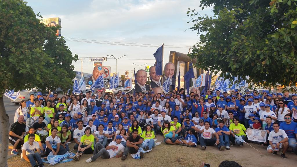 MLopezMasc's tweet photo. Y Mientras Tanto X La Colosio Y Olivares!! #CalcaTrasCalca #CampanaPermanenteJGM @JavierGandaraM @GildardoReal http://t.co/kibjzDguK8