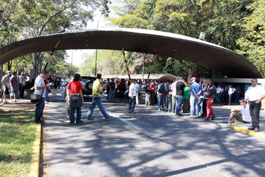 NTN24ve's tweet photo. Nuevo y polémico modo de asignar cupos universitarios en Vzla es transparente, según Gobierno http://t.co/5QXPwiQZrs http://t.co/81NQrIGwdM