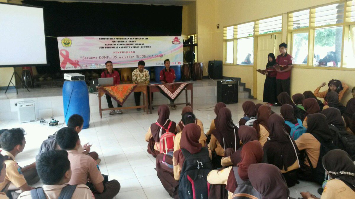 komplids_fkmuj's tweet photo. Sambutan-sambutan dlu bersama Pak Edi sebagai kepala bidang kesiswaan SMPN 1 Ambulu http://t.co/p4r2QjfJ5X