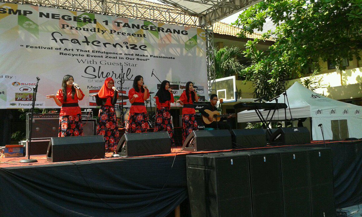 FRATERNIZE15's tweet photo. Vocal grup kelas8!!! http://t.co/1T14OZZDE5