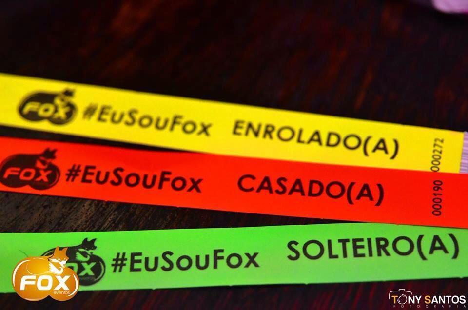 TigEquipe's tweet photo. 12 junho é dia dos namorados, mas a noite é dos solteiros!! Qual pulseira vocês vão usar? Hahaha #FestaDosSinais http://t.co/ztpn1qU3yk