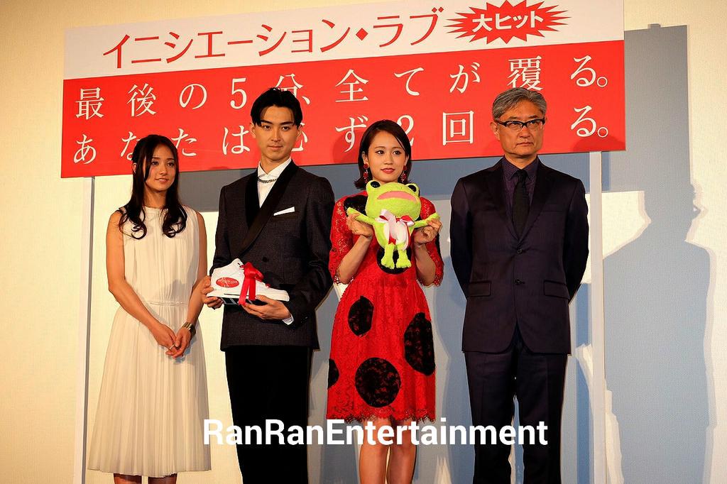 ランランエンタメ イニシエーション ラブの初日舞台挨拶に松田翔太 前田敦子 木村文乃 堤幸彦監督が登場 くつがえる にちなんで 靴 と カエル を持ってアピール Http T Co Qieajz6etc