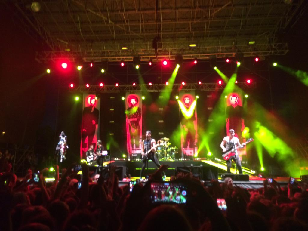 undermyMARTella's tweet photo. #FutureHeartsTour #ATLPhilly http://t.co/G98FmFtNJK
