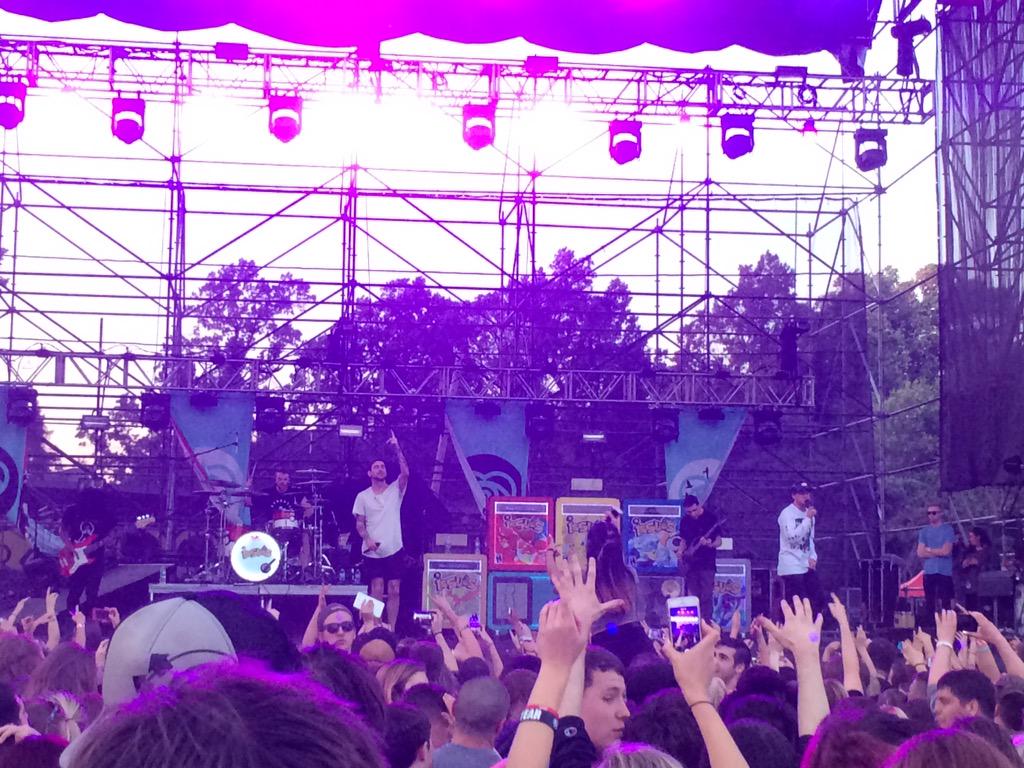 undermyMARTella's tweet photo. #FutureHeartsTour #ATLPhilly http://t.co/G98FmFtNJK