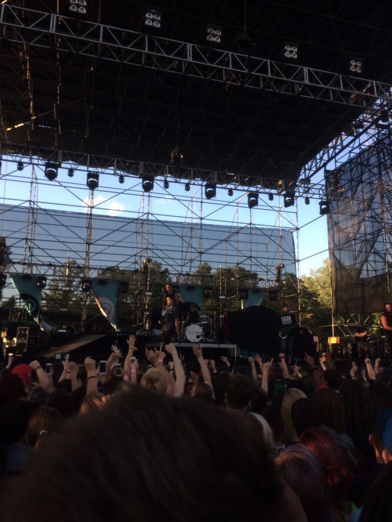 undermyMARTella's tweet photo. #FutureHeartsTour #ATLPhilly http://t.co/G98FmFtNJK