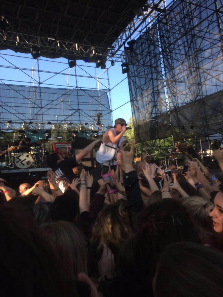 undermyMARTella's tweet photo. #FutureHeartsTour #ATLPhilly http://t.co/G98FmFtNJK
