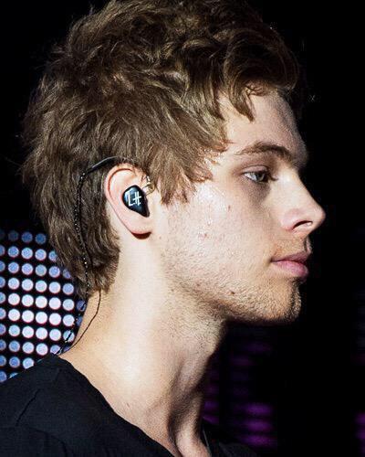 5SOS_Daily's tweet photo. this. is. gonna. be. considered. "fetus". in. like. 2. months. what. the. fuck. luke. i. din't. signed. up. for. this http://t.co/5sfPt3kHwD